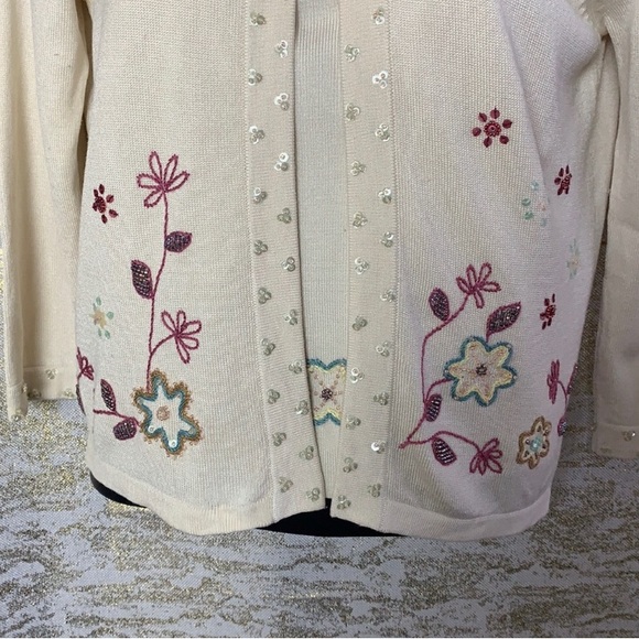 Easel cream floral sequinned cardigan with cream top size S - Picture 7 of 11